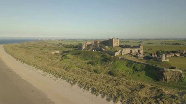 来自海滩的班堡城堡，诺森伯兰，英格兰，英国，欧洲视频素材