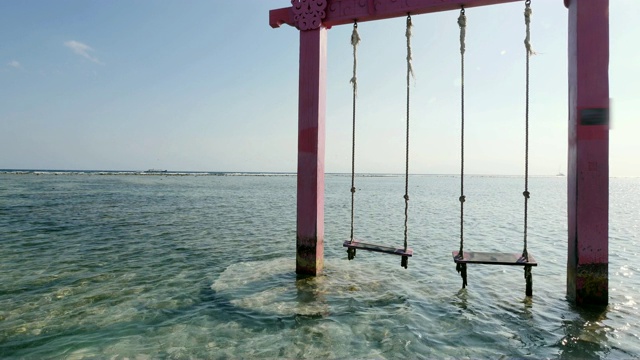 巴厘岛Gili Trawangan岛海滩上空荡荡的秋千视频素材