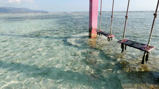 巴厘岛Gili Trawangan岛海滩上空荡荡的秋千视频素材