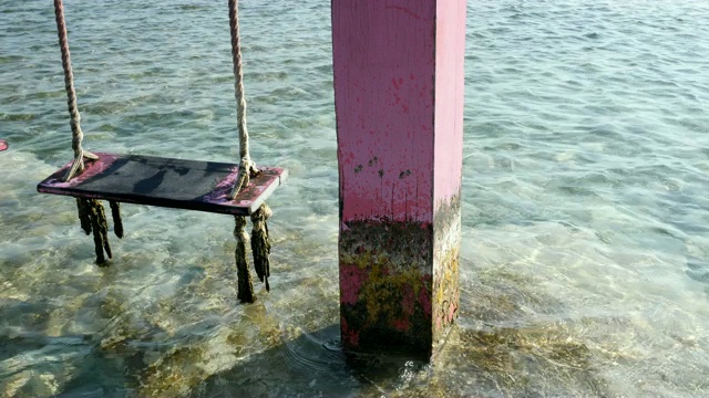 巴厘岛Gili Trawangan岛，空荡荡的秋千视频素材