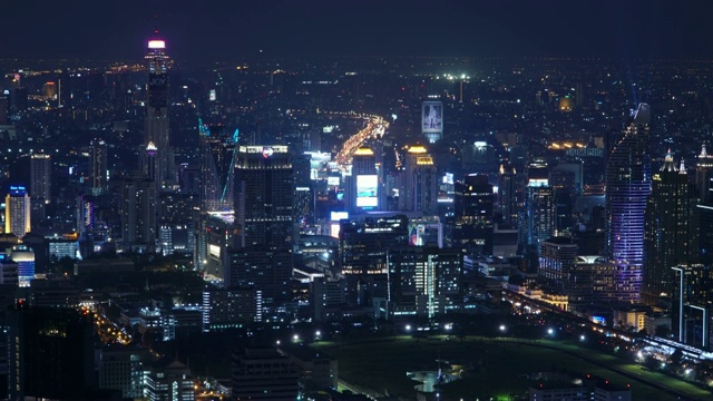 时间流逝和倾斜:曼谷城市景观在夜间时间。视频素材