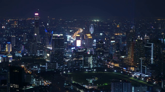 时间流逝和缩小:曼谷城市景观在夜间时间。视频素材