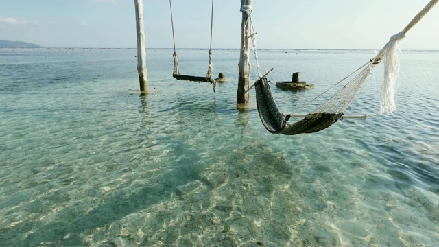 巴厘岛Gili Trawangan岛海滩上的空吊床和秋千视频素材