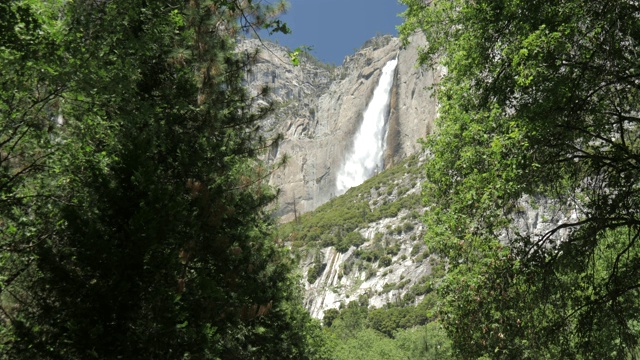 上约塞米蒂瀑布俯瞰约塞米蒂村，约塞米蒂国家公园，联合国教科文组织世界遗产地，加利福尼亚州，美国，北美视频素材