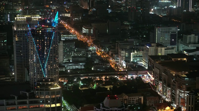 夜间城市景观的俯视图。一个有摩天大楼和道路的繁忙大都市视频素材