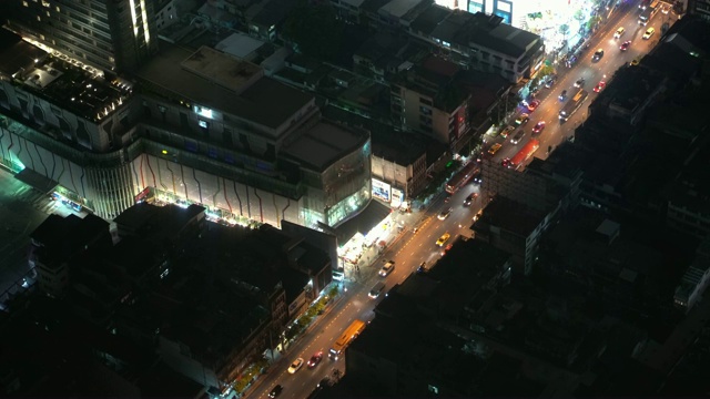 从上空俯瞰夜晚城市的交通。汽车在道路上行驶。商务中心视频素材