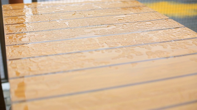 大雨期间餐厅外的湿桌子特写视频素材