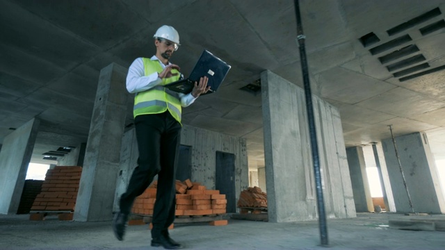 建筑师工作构造与笔记本电脑，底部视图。视频素材