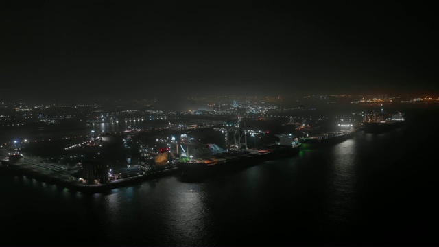 港口装卸货物散货船的夜间时间流逝视频素材