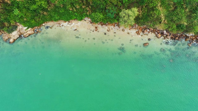 鸟瞰图海滩和岩石海岸和美丽视频素材