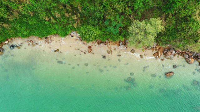 鸟瞰图海滩和岩石海岸和美丽视频素材