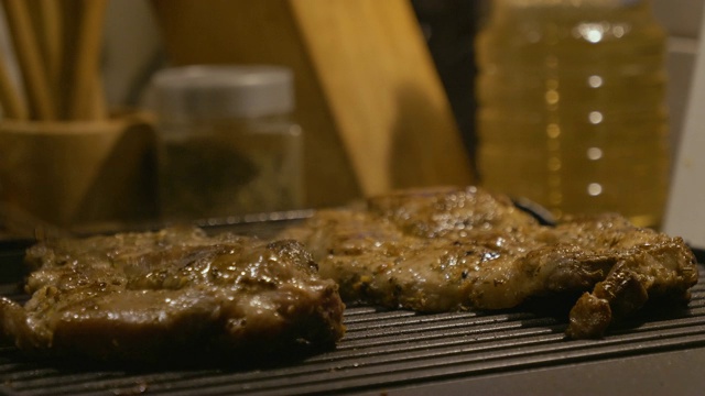 烤肉架上的肉。视频素材