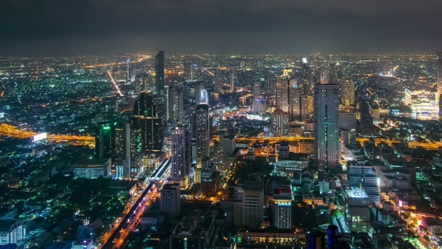 右:曼谷城市夜景。视频素材