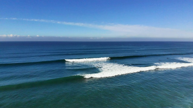 沿海岸冲浪视频素材