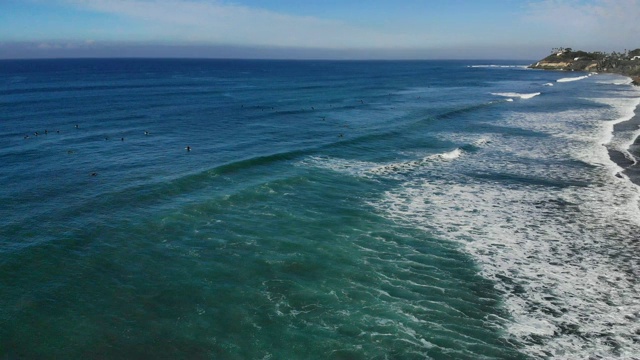 沿海岸冲浪视频素材