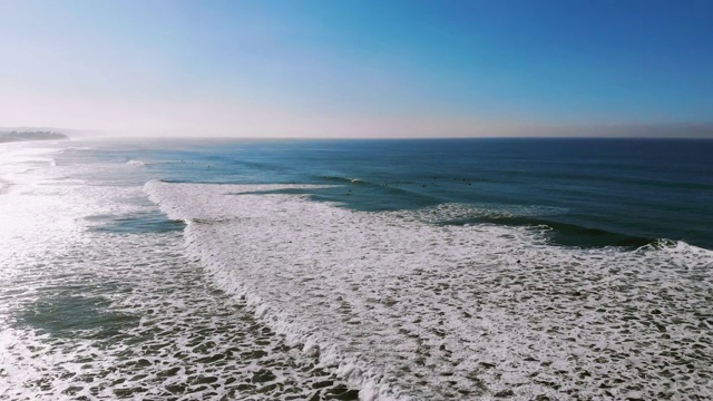 沿海岸冲浪视频素材