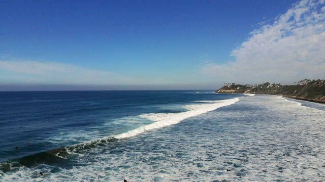 沿海岸冲浪视频素材