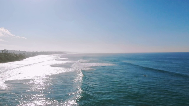 沿海岸冲浪视频素材