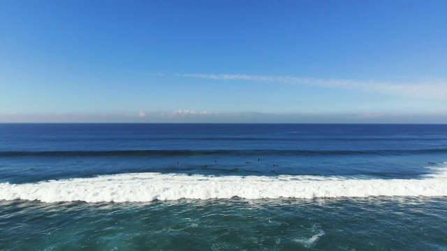 沿海岸冲浪视频素材