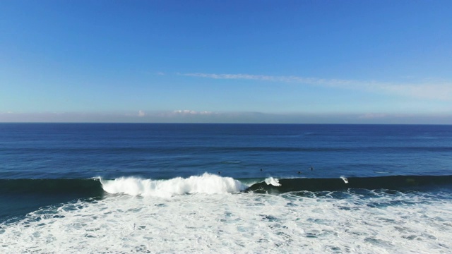 沿海岸冲浪视频素材