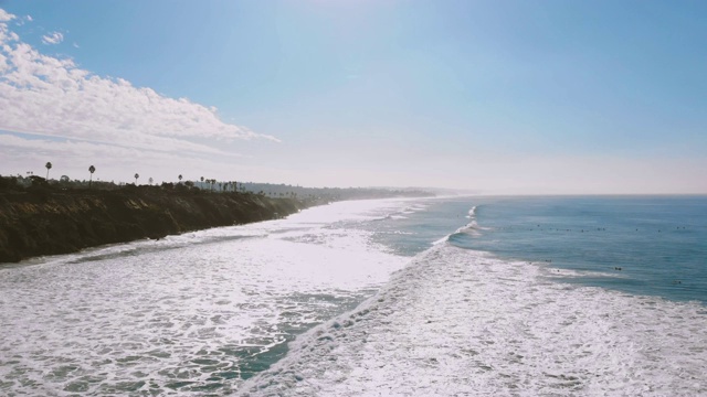 沿海岸冲浪视频素材