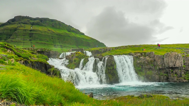 Kirkjufell瀑布在Grundarfjordur村视频素材