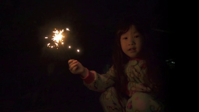 可爱的女孩玩烟花视频素材