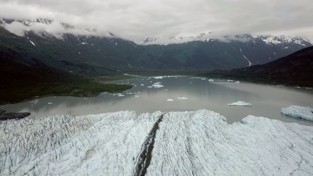 无人机:巨大的雪峰山脉，灰色的云与冰川和声音视频素材