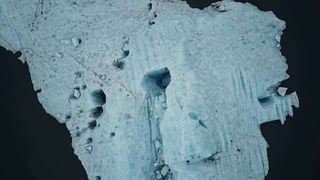 无人机:深洞的雪迅速扩大到大，白色冰川视频素材