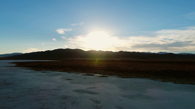 从左到右:太阳明亮地照耀着黑岩沙漠视频素材