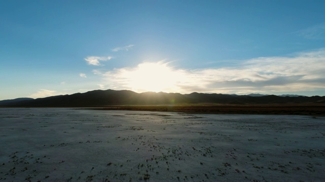 右到左:太阳明亮地照耀着黑岩沙漠视频素材