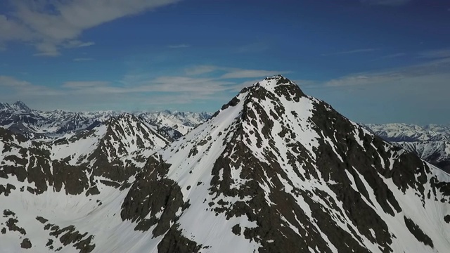 无人机:斑驳积雪覆盖的山脉视频素材