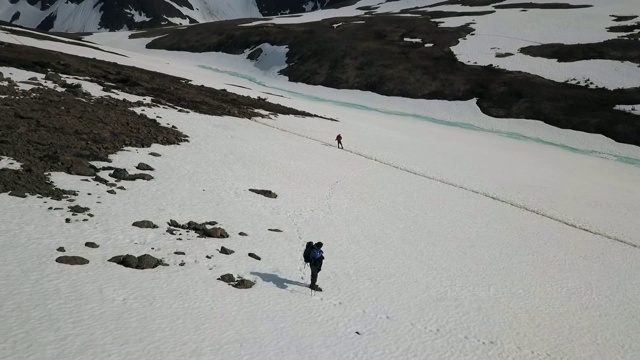 无人机:在雪山上徒步旅行的人视频素材