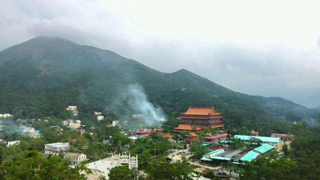 从缆车上鸟瞰香港昂坪村视频素材