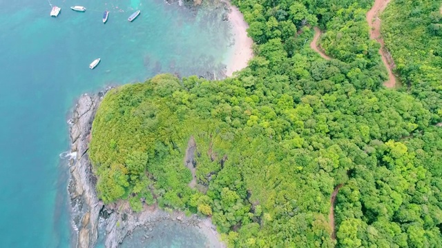 鸟瞰图热带海滩(普吉岛海滩)和岩石。视频下载