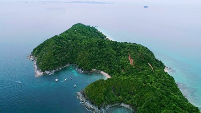 鸟瞰图热带海滩(普吉岛海滩)和岩石。视频下载