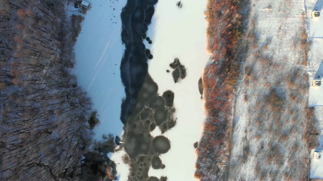 冰冻的河流，空中或俯视图从无人机冬季景观与雪和湖或河在冰视频素材