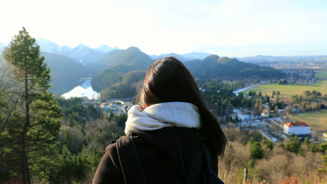 女人看着美丽的山水风景视频素材