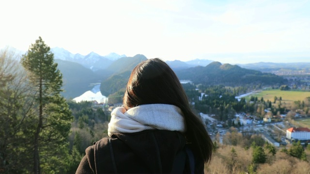 女人看着美丽的山水风景视频素材