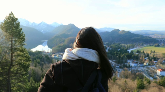 女人看着美丽的山水风景视频素材