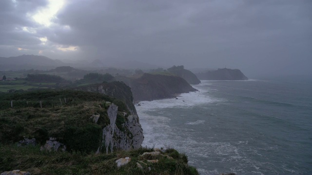 海岸，大海和悬崖在恶劣的天气视频素材