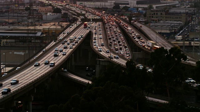 向上倾斜的空中拍摄的高速公路立交在洛杉矶在日落视频素材