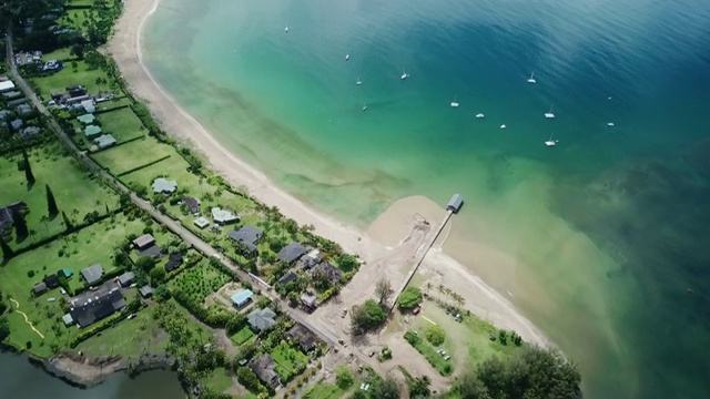 鸟瞰哈纳莱海湾和夏威夷考艾岛的海滩。视频素材