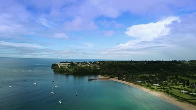 鸟瞰哈纳莱海湾和夏威夷考艾岛的海滩。视频素材