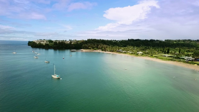 鸟瞰哈纳莱海湾和夏威夷考艾岛的海滩。视频素材