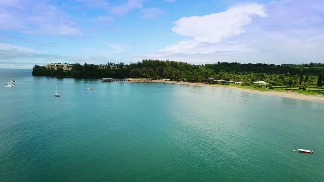 鸟瞰哈纳莱海湾和夏威夷考艾岛的海滩。视频素材