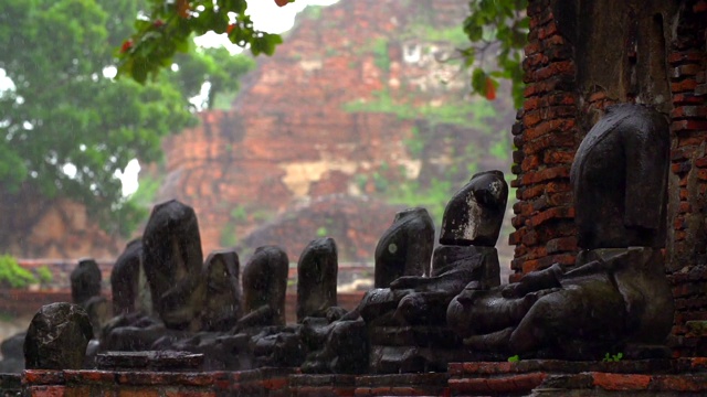 在泰国曼谷，大城府的玛哈寺，佛像佛像失踪的头视频素材