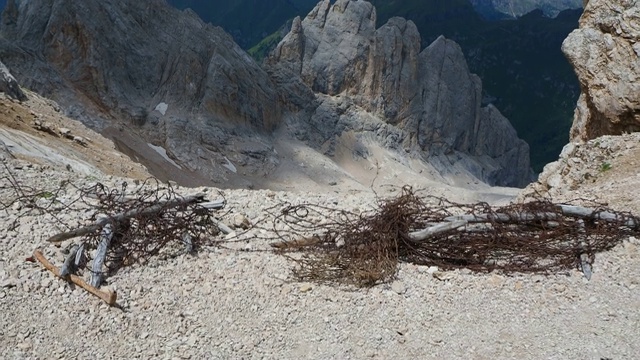 Marmolada,意大利。第一次世界大战中布满铁丝网的战壕。背景是白云石视频素材