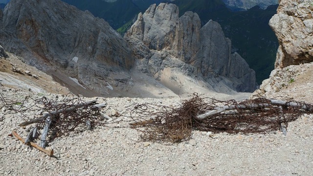 Marmolada,意大利。第一次世界大战中布满铁丝网的战壕。背景是白云石视频素材