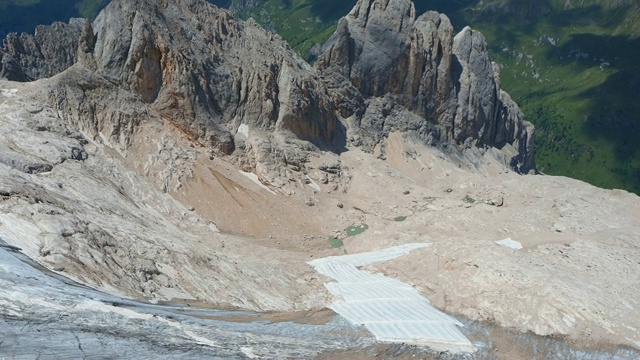 Marmolada,意大利。景观冰川在夏季部分被塑料防护布覆盖视频素材